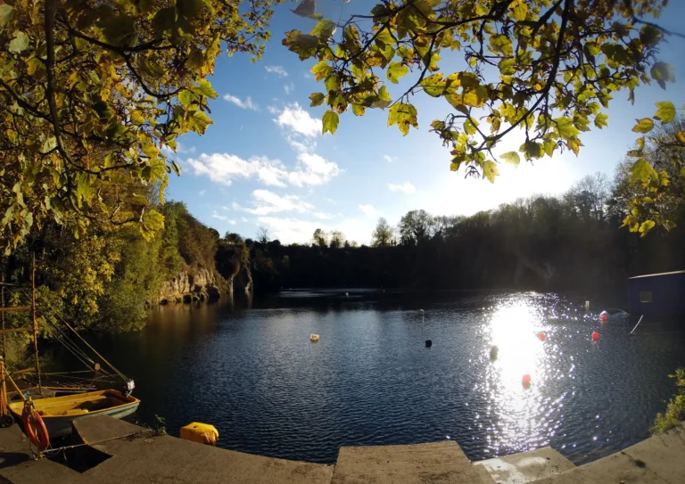 dosthill quarry spa lake daytime